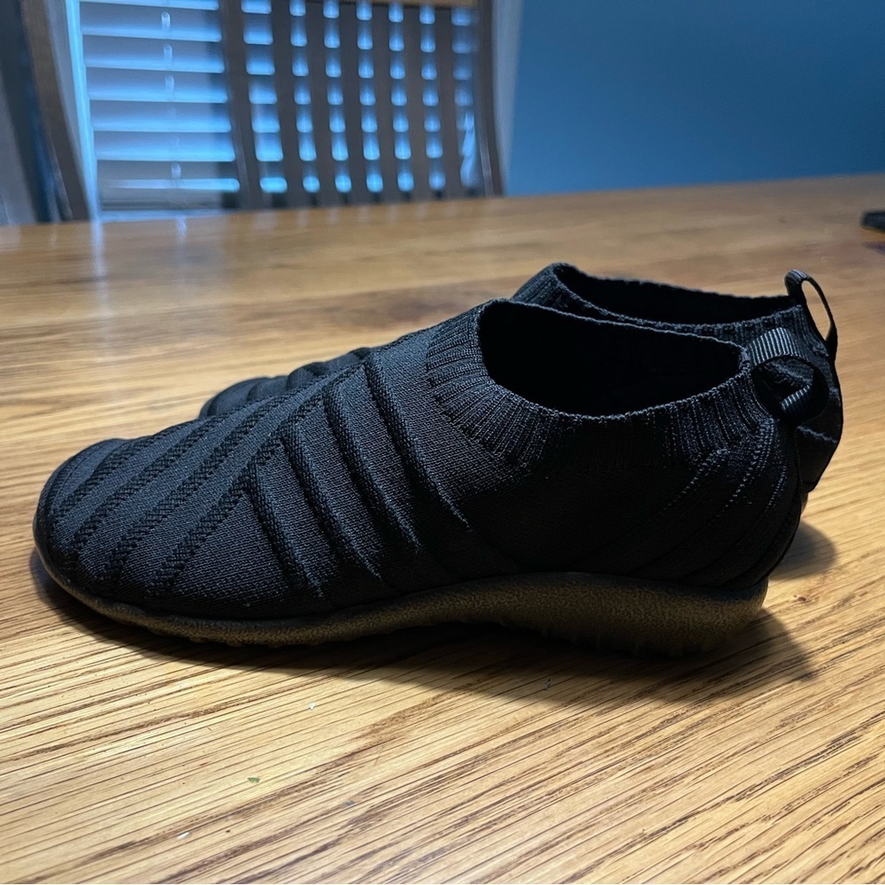 Naot Okahu Vegan Black Slip-On Shoes | Size EU 35 | Sock-Like Comfort
